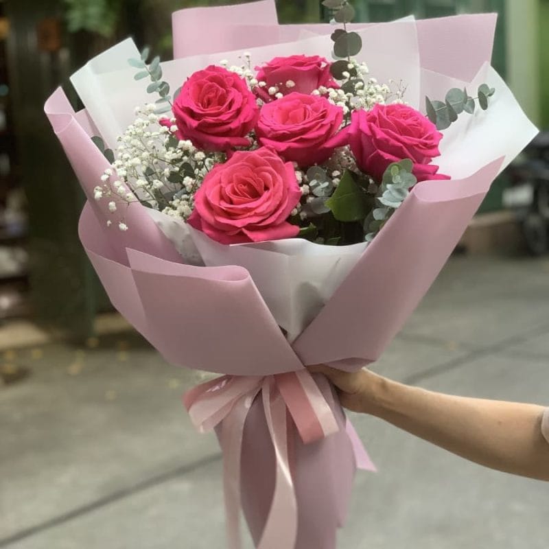 Cách cắm hoa hồng 5 bông